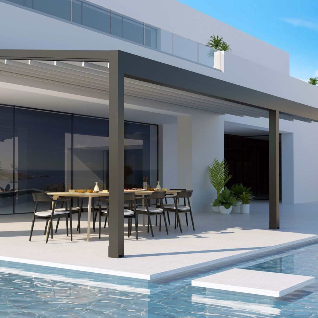 Un patio con tavoli e sedie accanto a una piscina