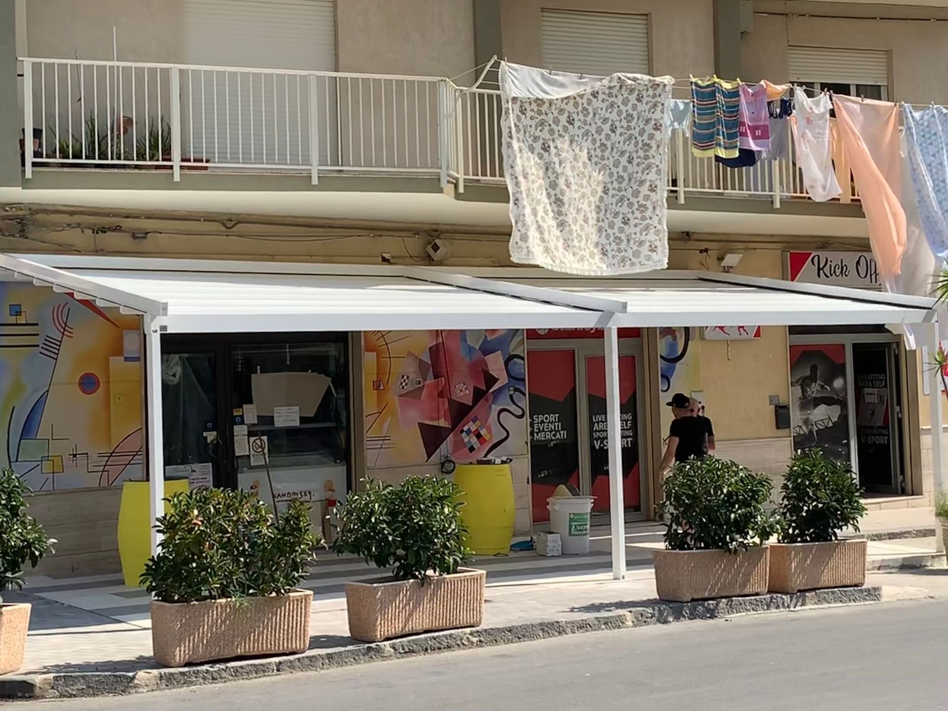 I vestiti sono appesi su uno stendino fuori da un negozio