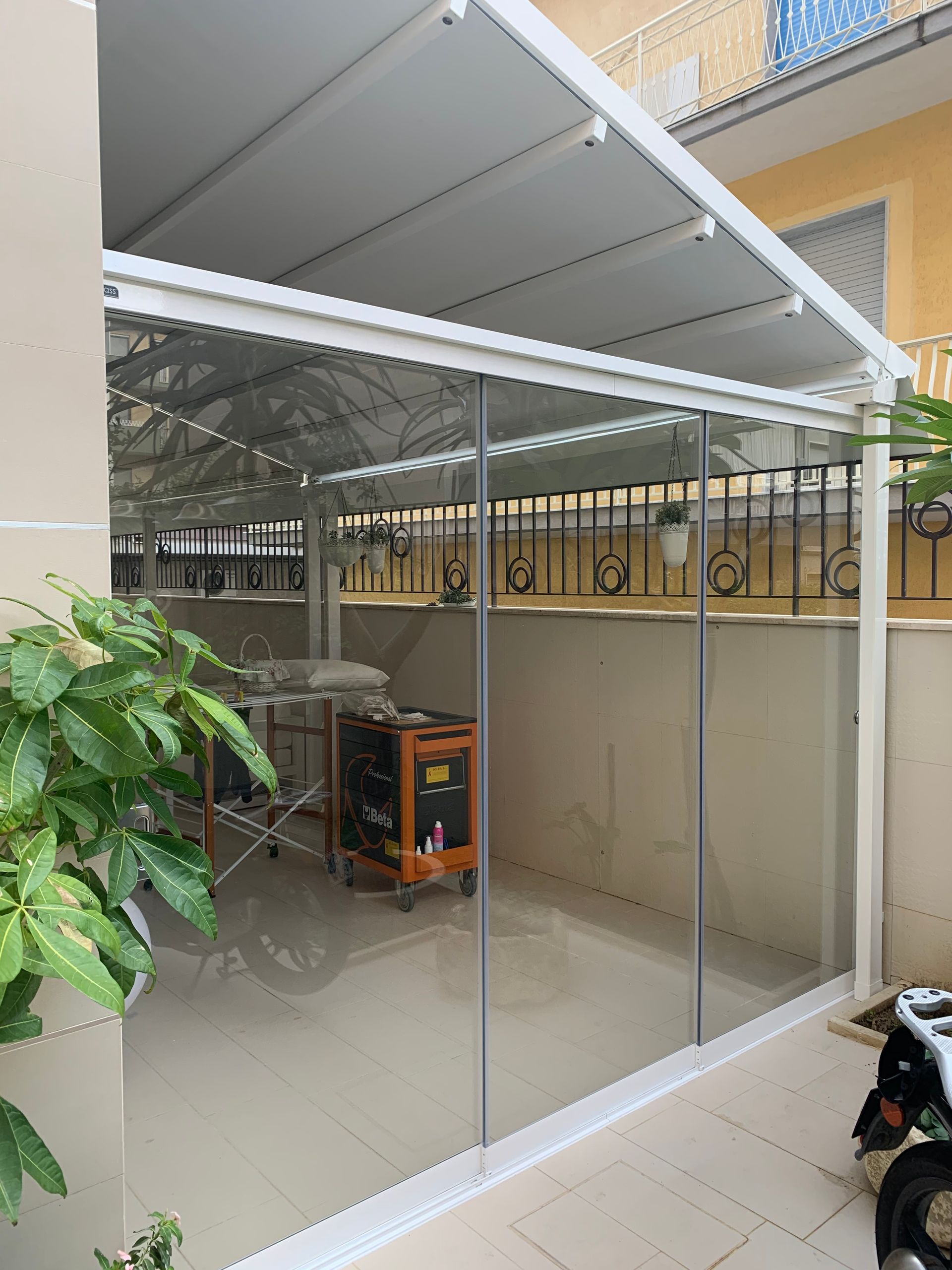 Una motocicletta è parcheggiata sotto una tettoia in un garage.