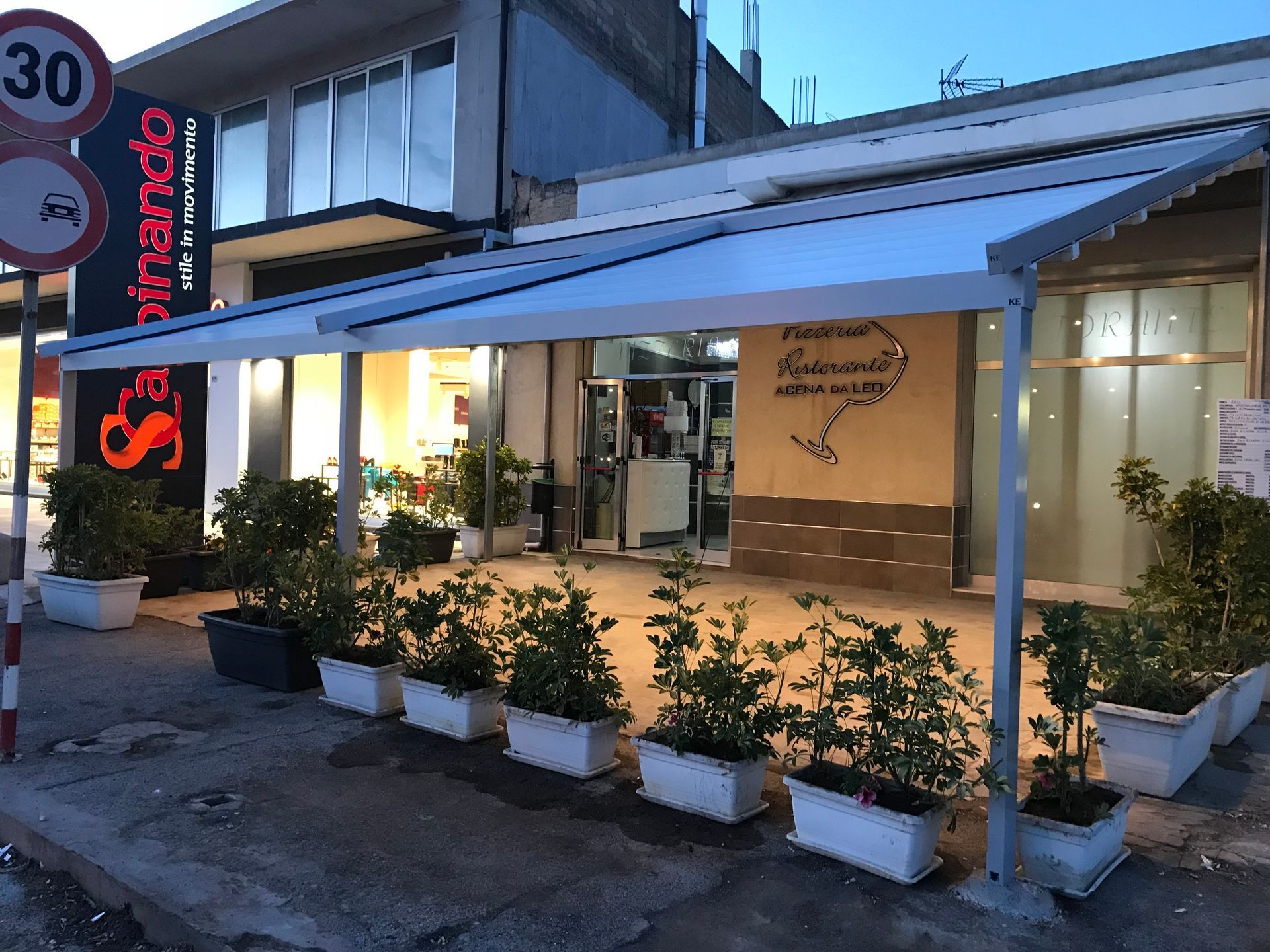 Un edificio con un cartello che dice 30