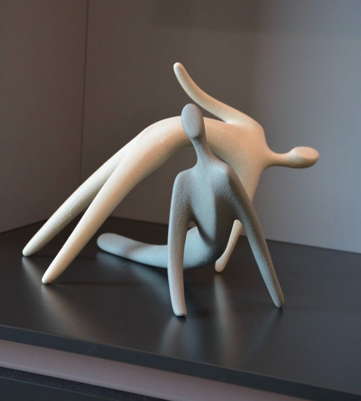 Una statua di due persone sedute su un tavolo