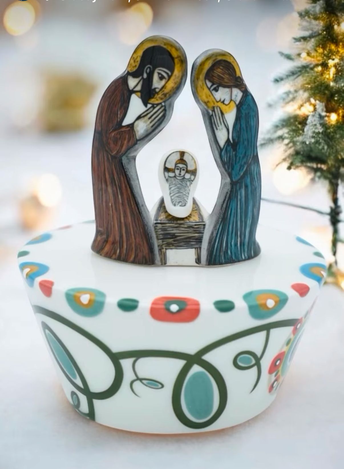 Un presepe in una ciotola con un albero di Natale sullo sfondo