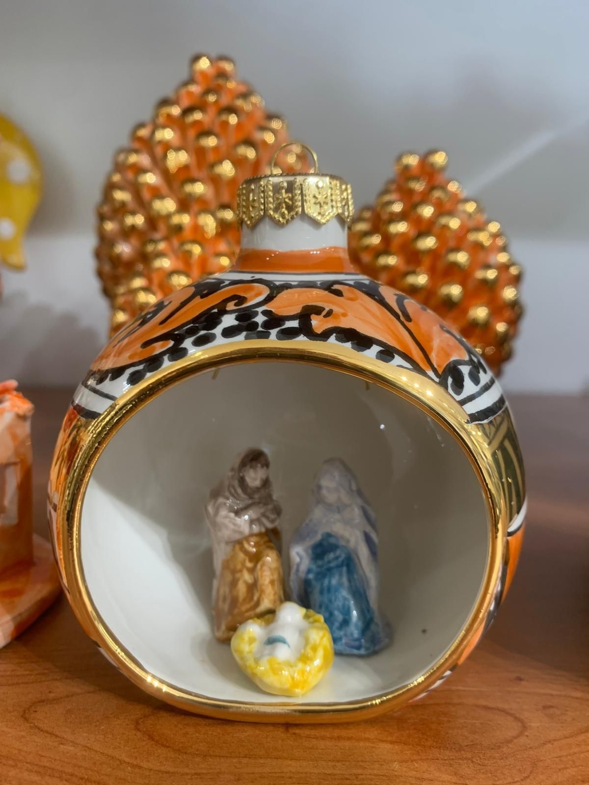 Un presepe è all'interno di un ornamento in ceramica