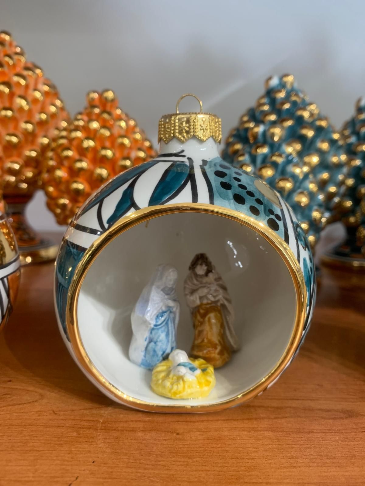 Un addobbo natalizio con al suo interno un presepe