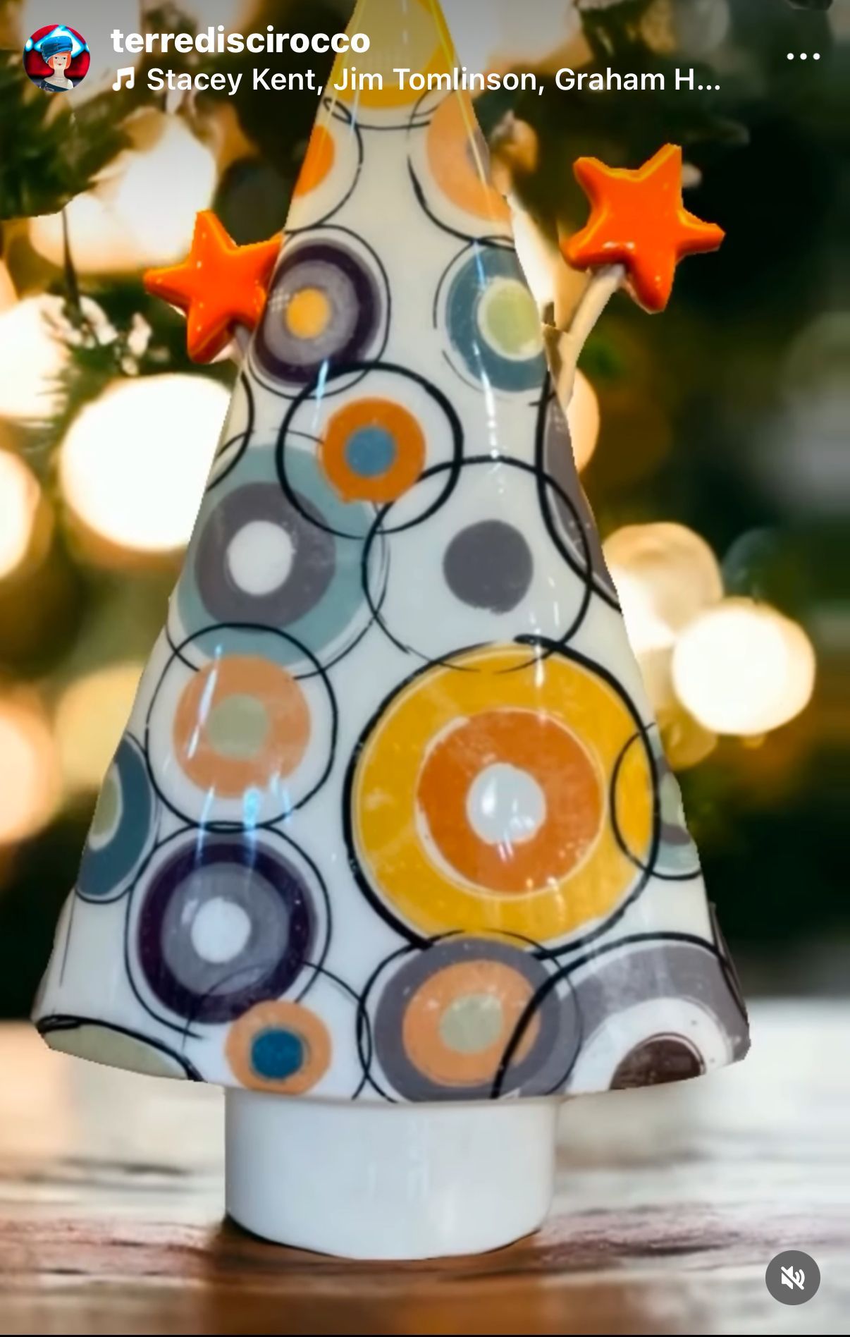 Un albero di Natale con cerchi e stelle sopra