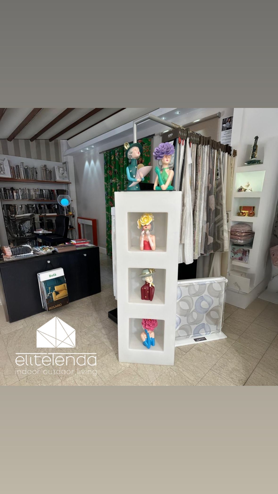 Una stanza con uno scaffale e un tavolo.