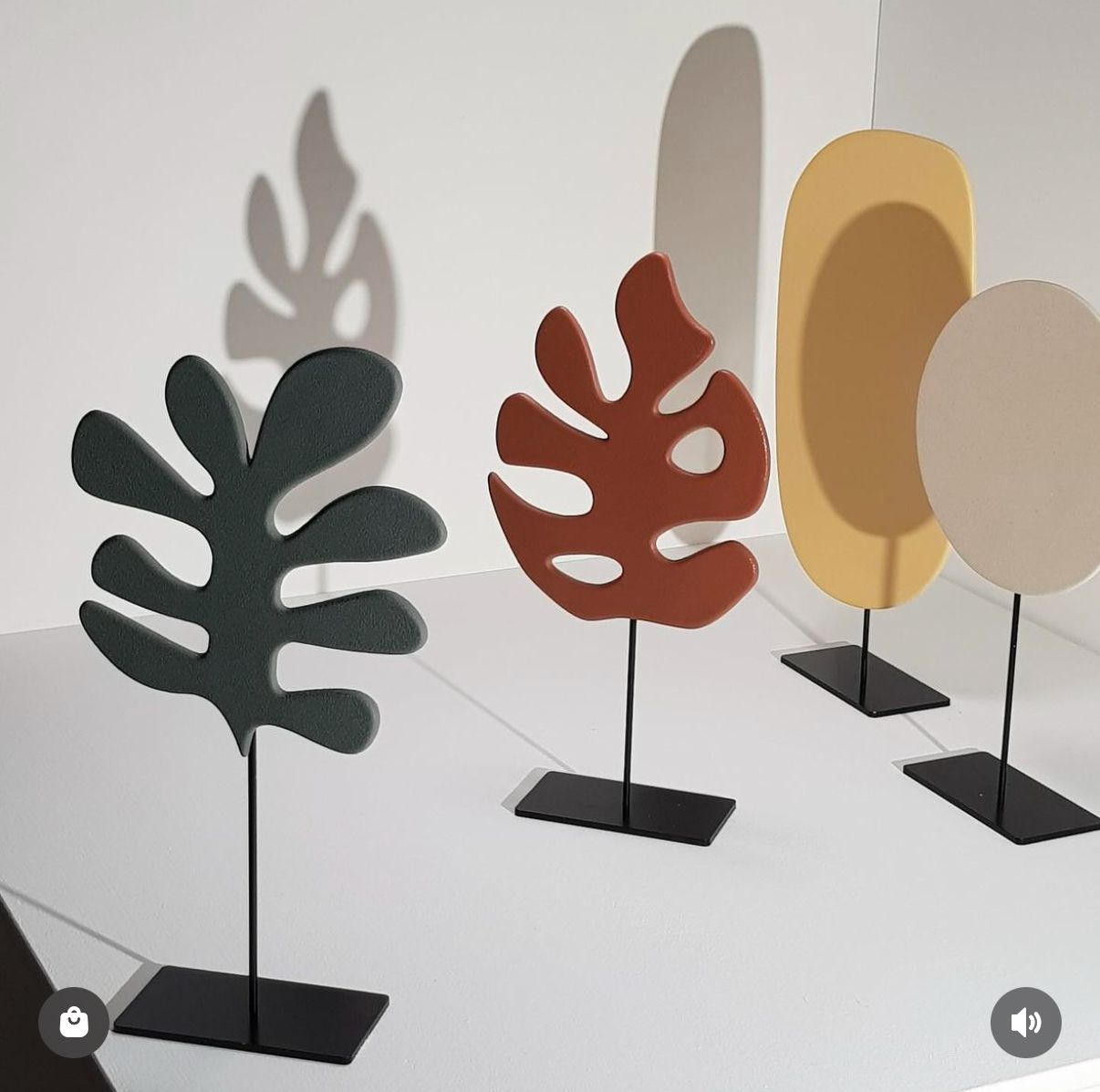 Un gruppo di sculture a forma di foglia sono appoggiate su un tavolo