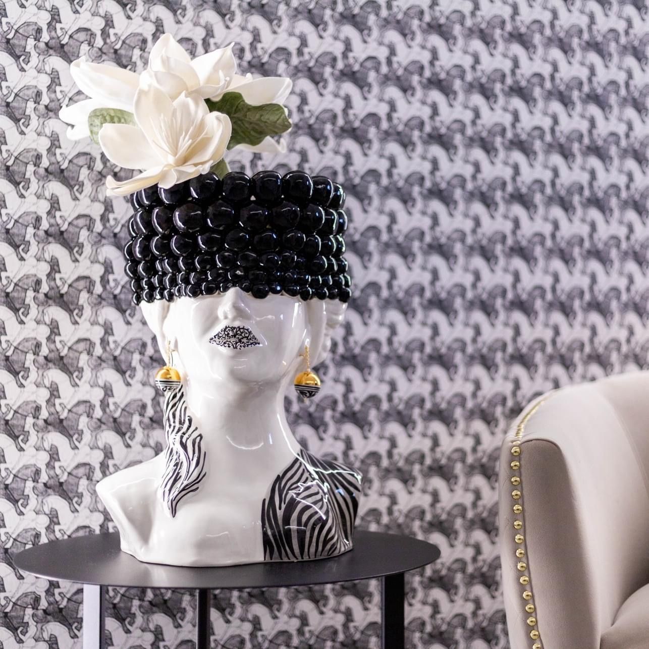 Una statua di una donna con un fiore in testa