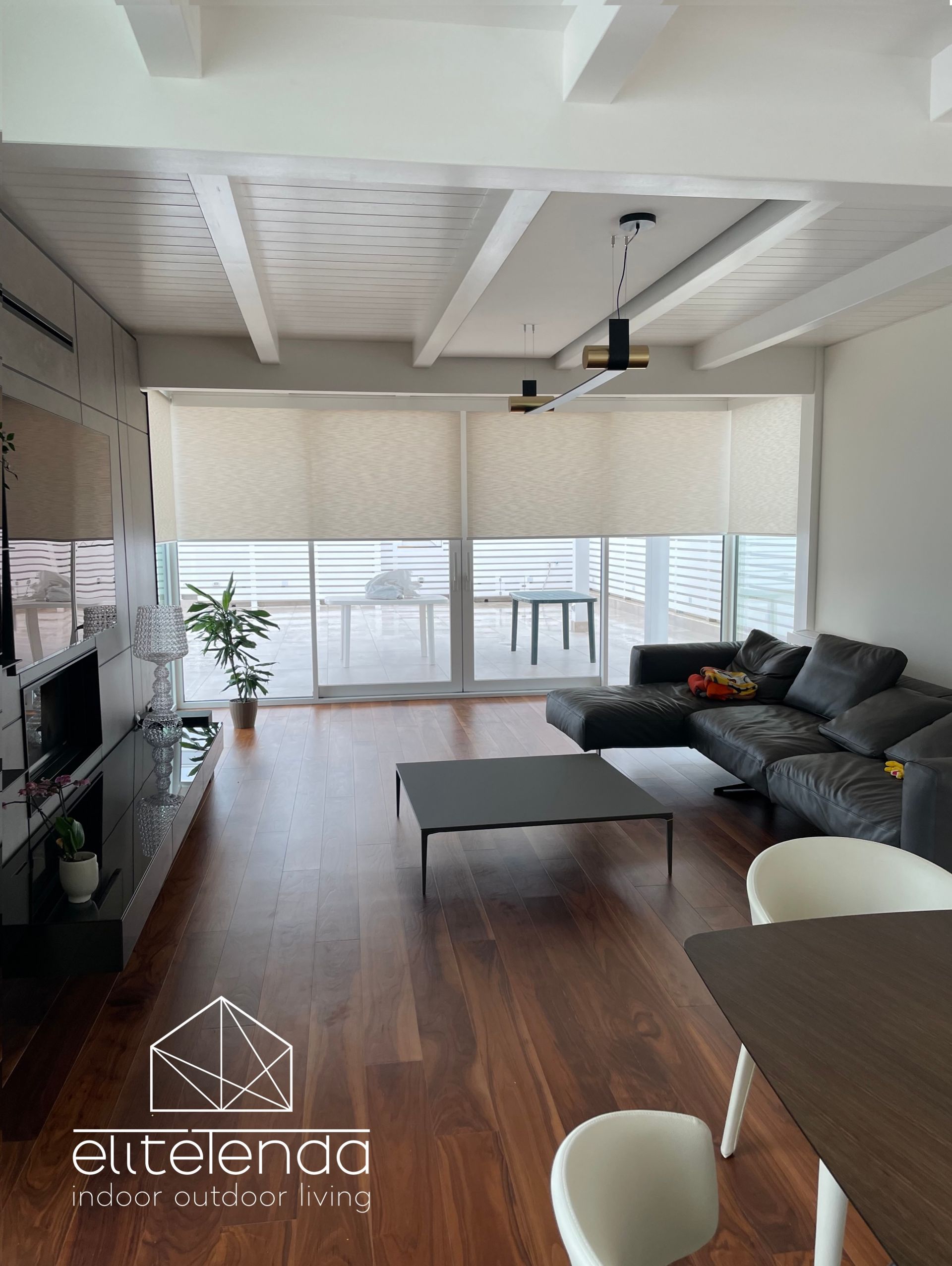 Un soggiorno con divano, tavolo e sedie