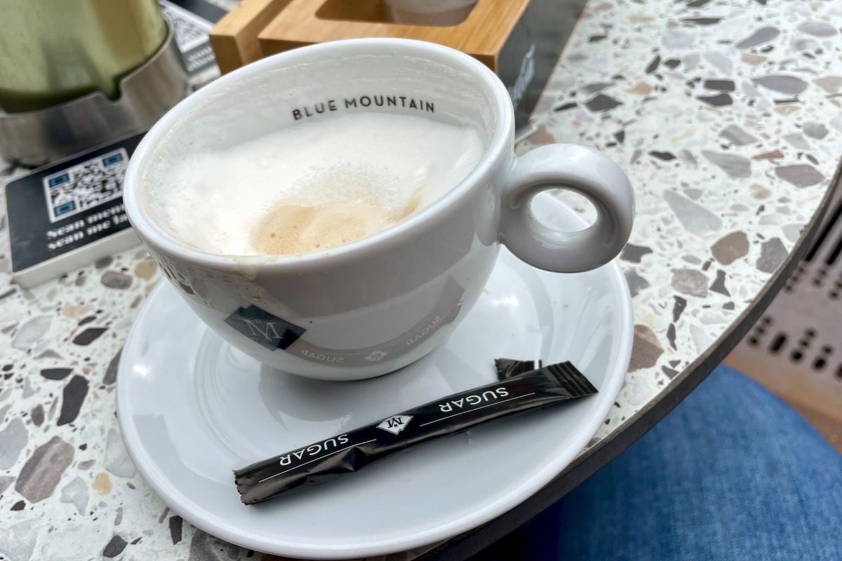 Genieten van een kopje koffie Cappuccino in een