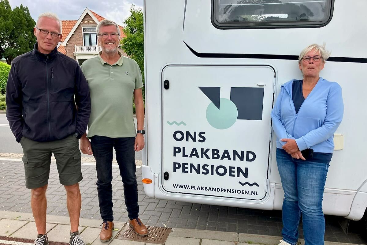 Gerhard Hormann Drie mensen staan naast een camper met het logo van