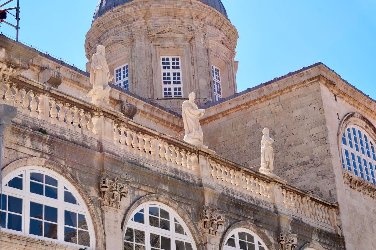 Historische gebouwen Een groot gebouw met een koepel erop.