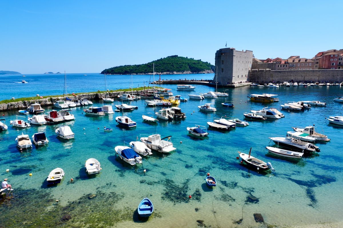 De haven in 'Old Town' Dubrovnik Een aantal boten liggen aangemeerd in een haven.