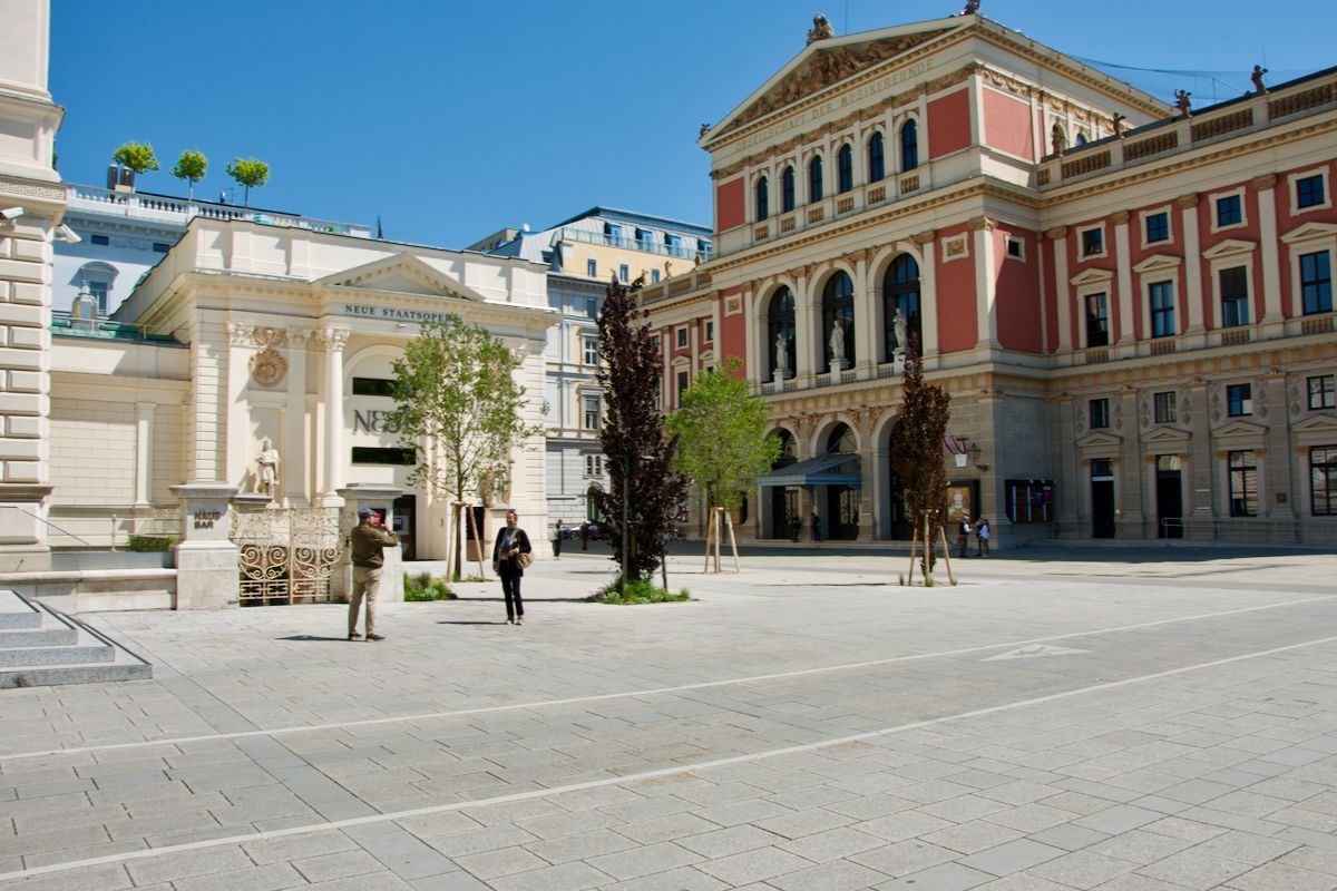 Musikverein Wien Twee mensen die voor een groot gebouw staan