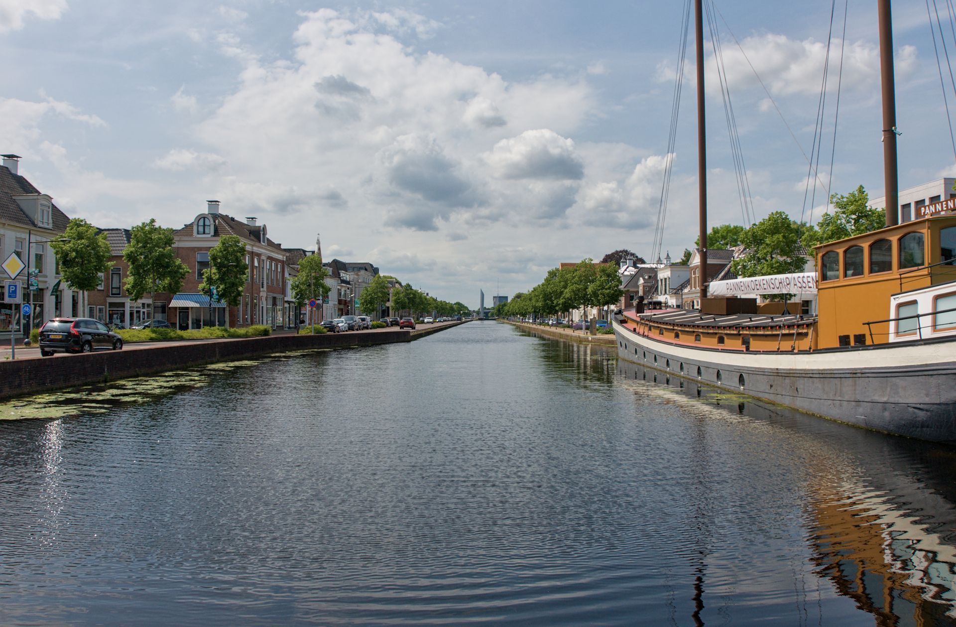 Een kanaal met gebouwen en boten, onder een bewolkte hemel.