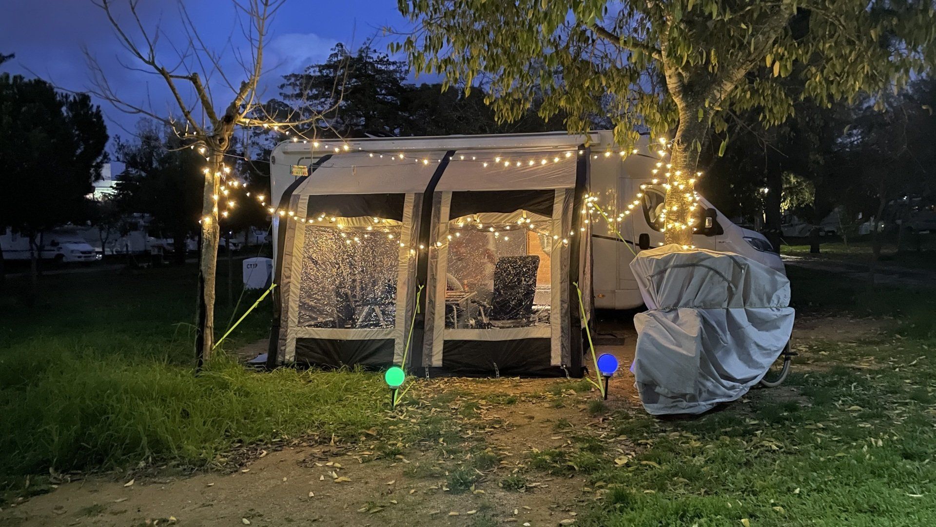 Camper met voortent en feestverlichting