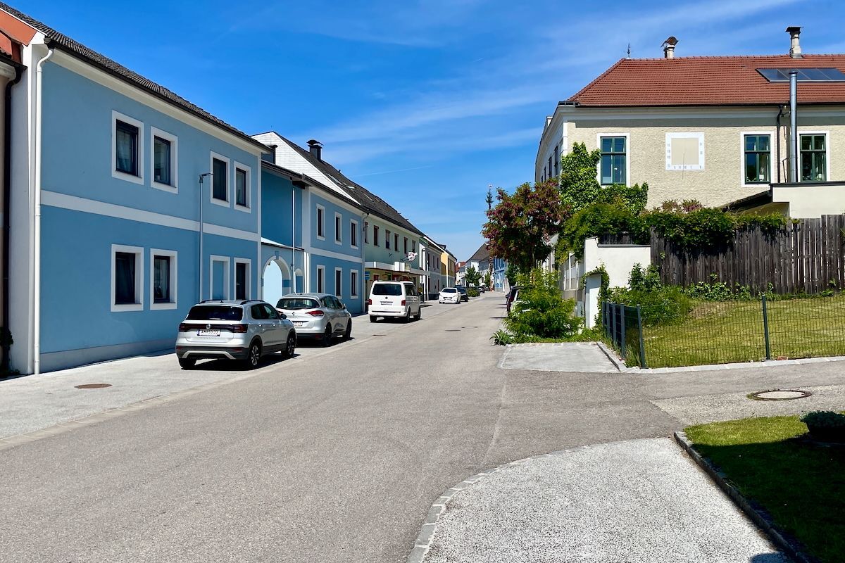 Ardagger Markt Een straat met veel auto's ernaast geparkeerd