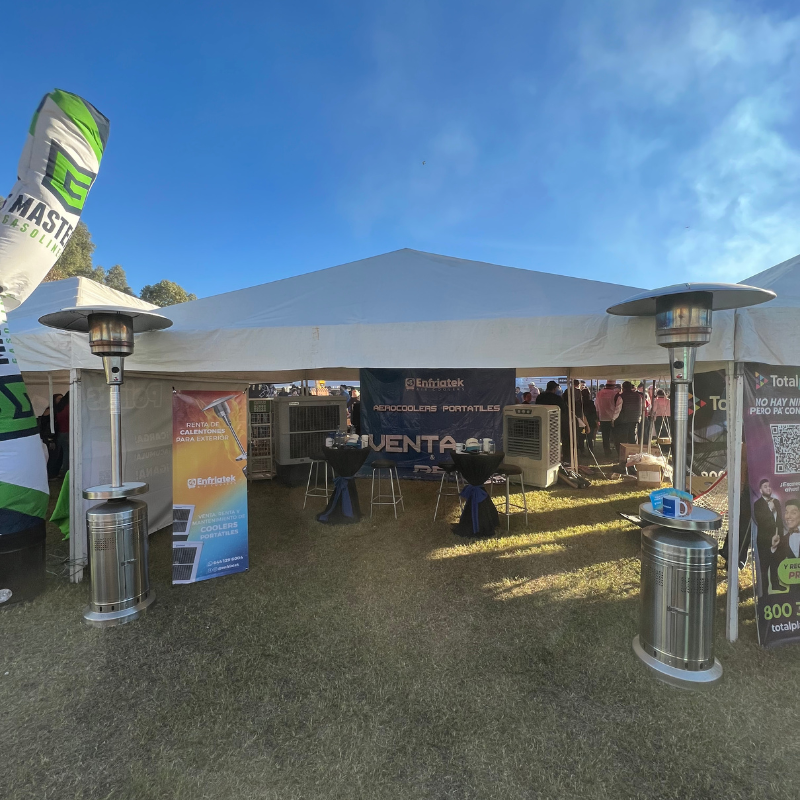 Un carpa de evento con dos calentadores a los lados.