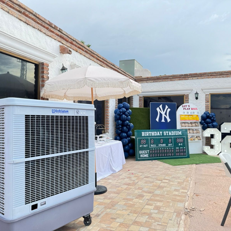 Un cartel del cumpleaños del estadio de los Yankees de Nueva York está frente a un edificio.
