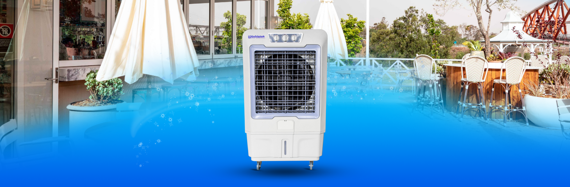 Un aerocooler portátil blanco está ubicado frente a un restaurante.