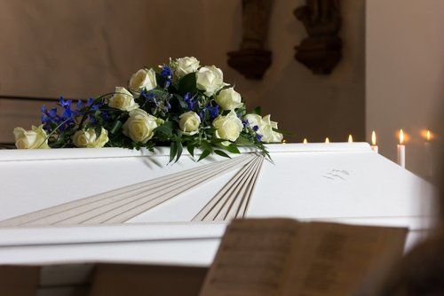 addobbo floreale per funerale