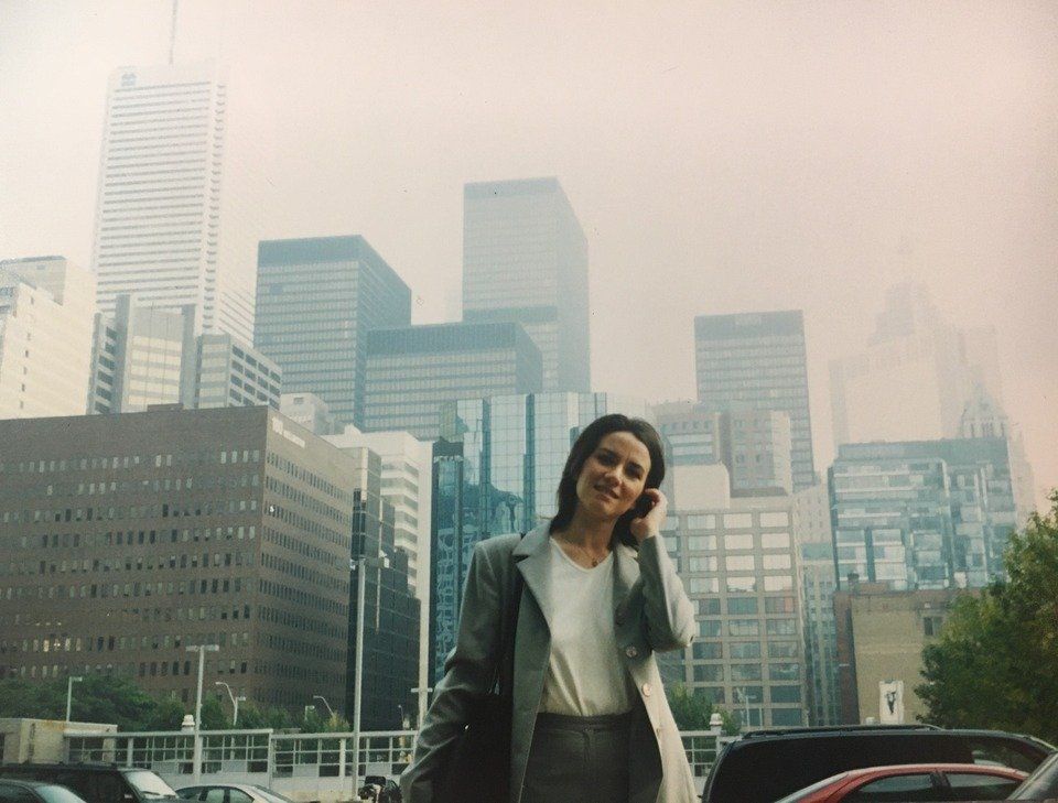 Federica Silipo con grattacieli dietro