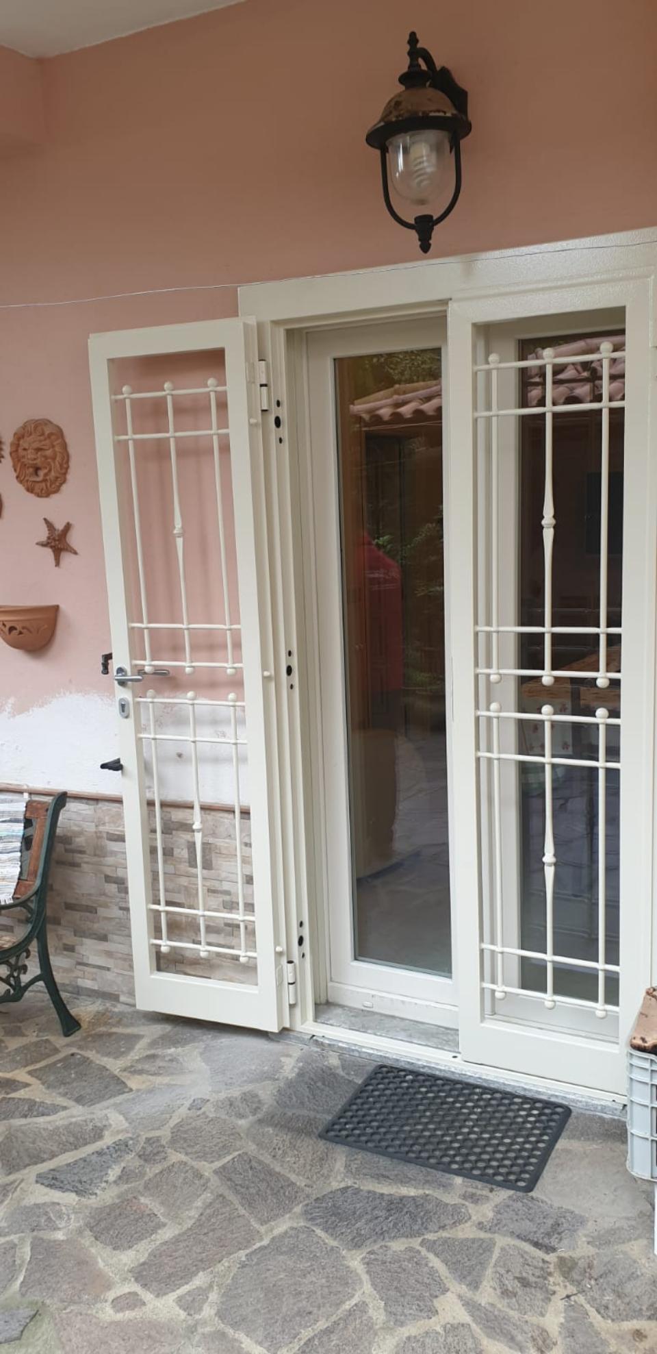 Inferiate bianche per portoni esterni