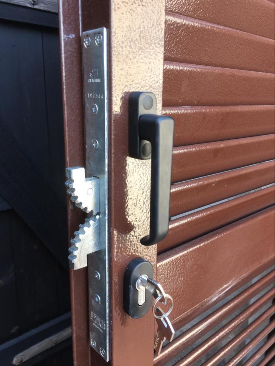 chiusura di una persiana blindata