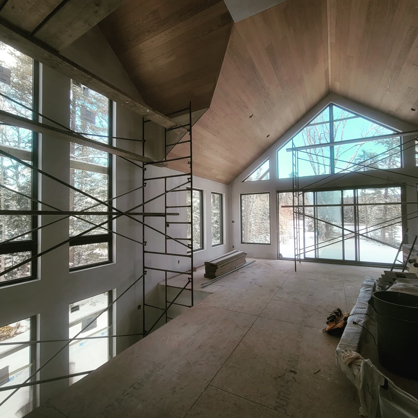 Une grande pièce avec un plafond voûté et de nombreuses fenêtres