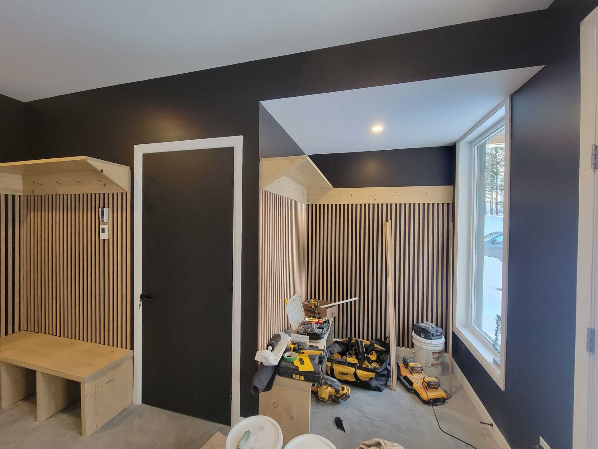 Une pièce avec beaucoup d'outils au sol et une fenêtre.