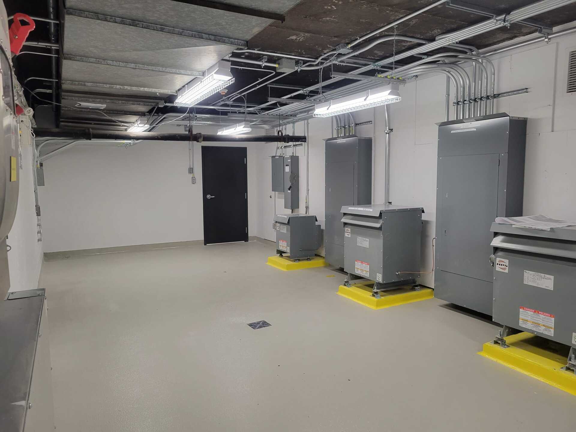 Une grande pièce vide avec beaucoup d'équipements électriques à l'intérieur.