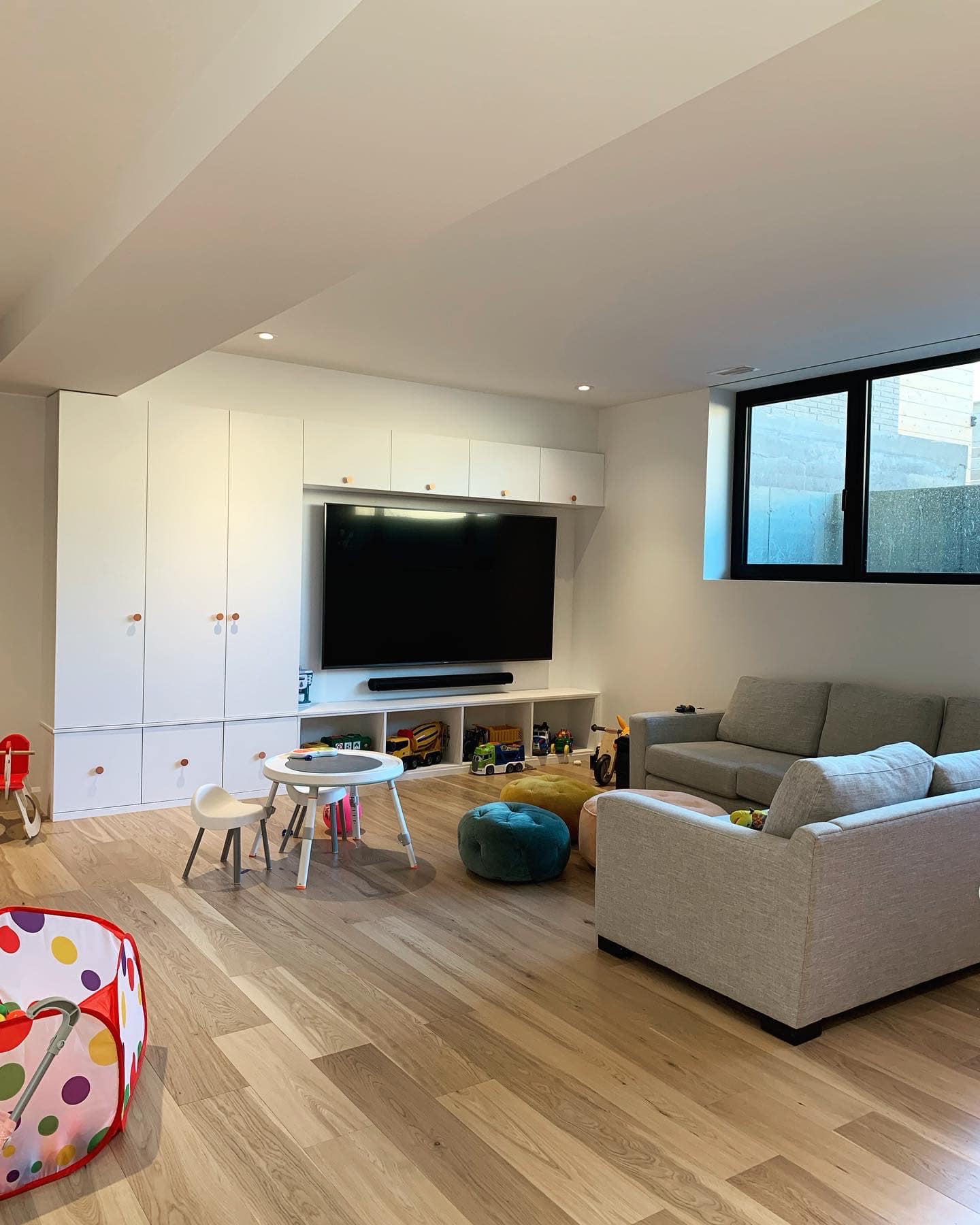 Un salon avec un canapé et une télévision à écran plat