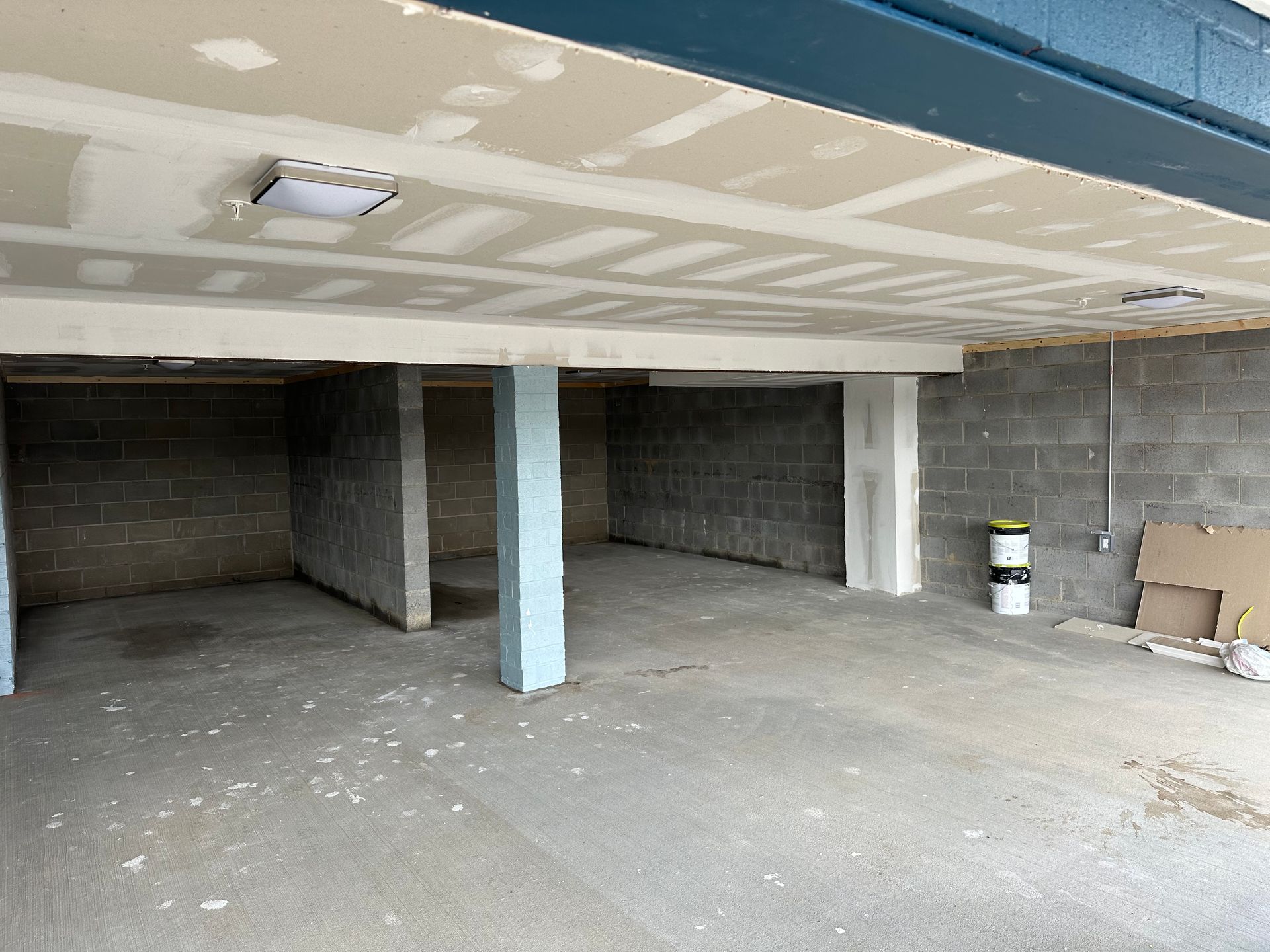 An empty garage with a light on the ceiling