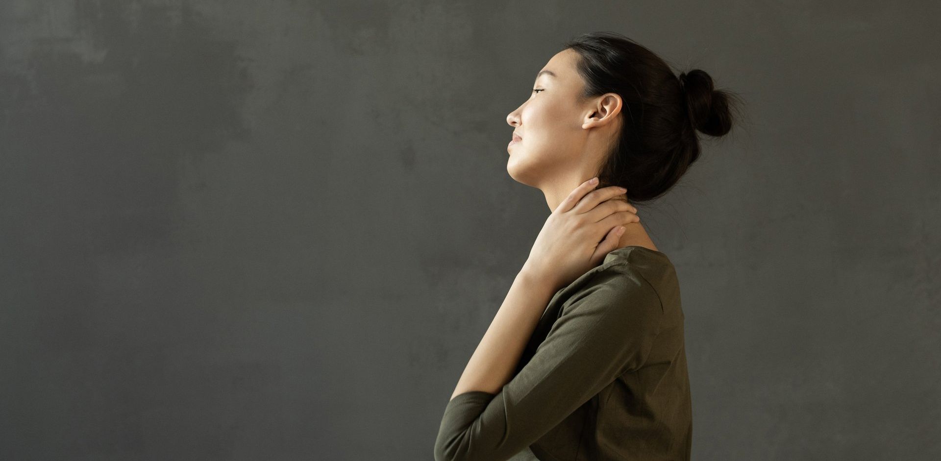 A woman is holding her neck. Regenerative therapy and platelet-rich plasma to help the body heal more efficiently.