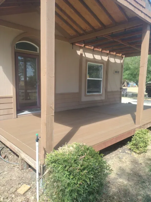 A house with a porch that has the number 1507 on it
