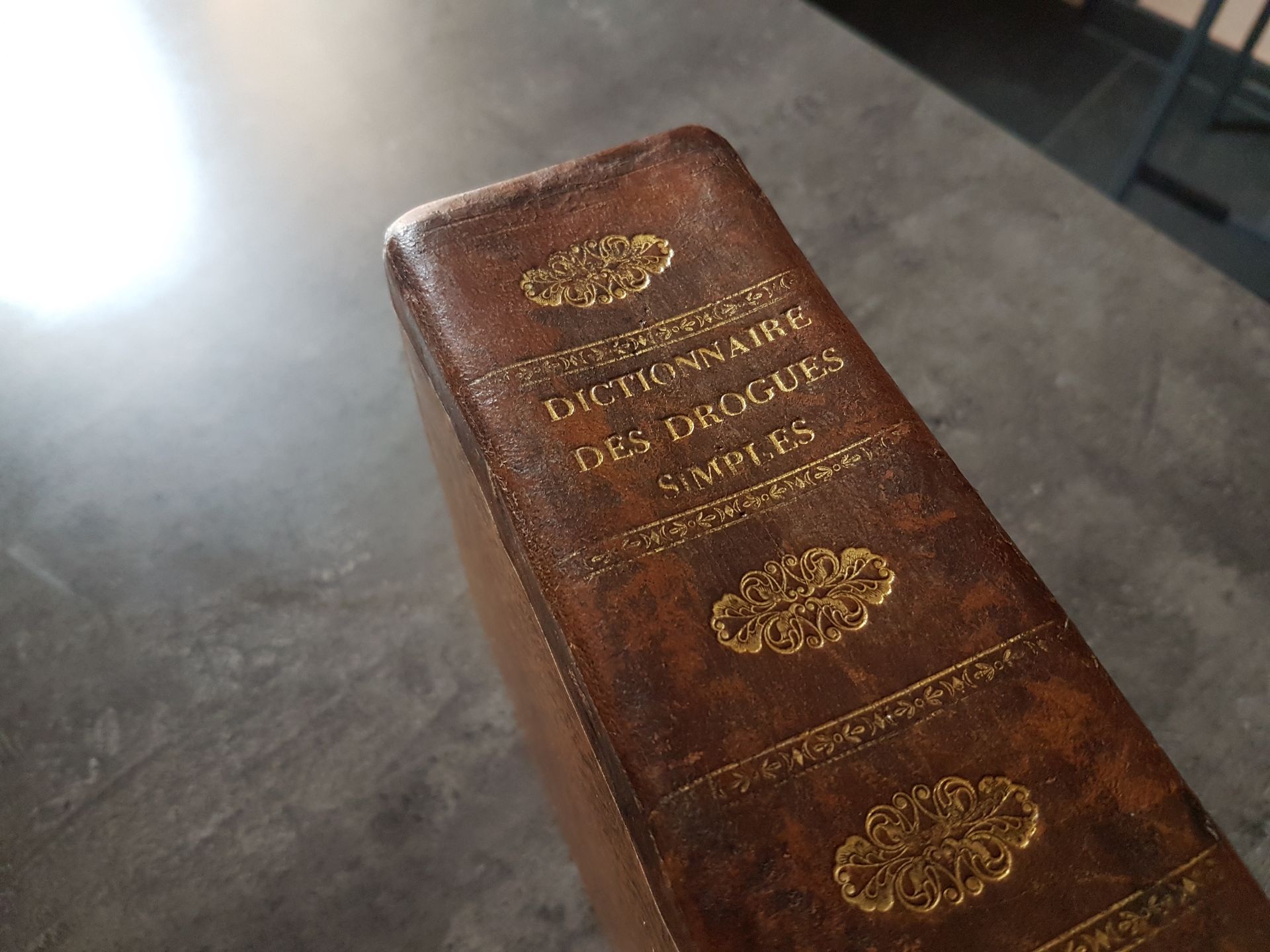 Un gros plan d'un dictionnaire sur une table