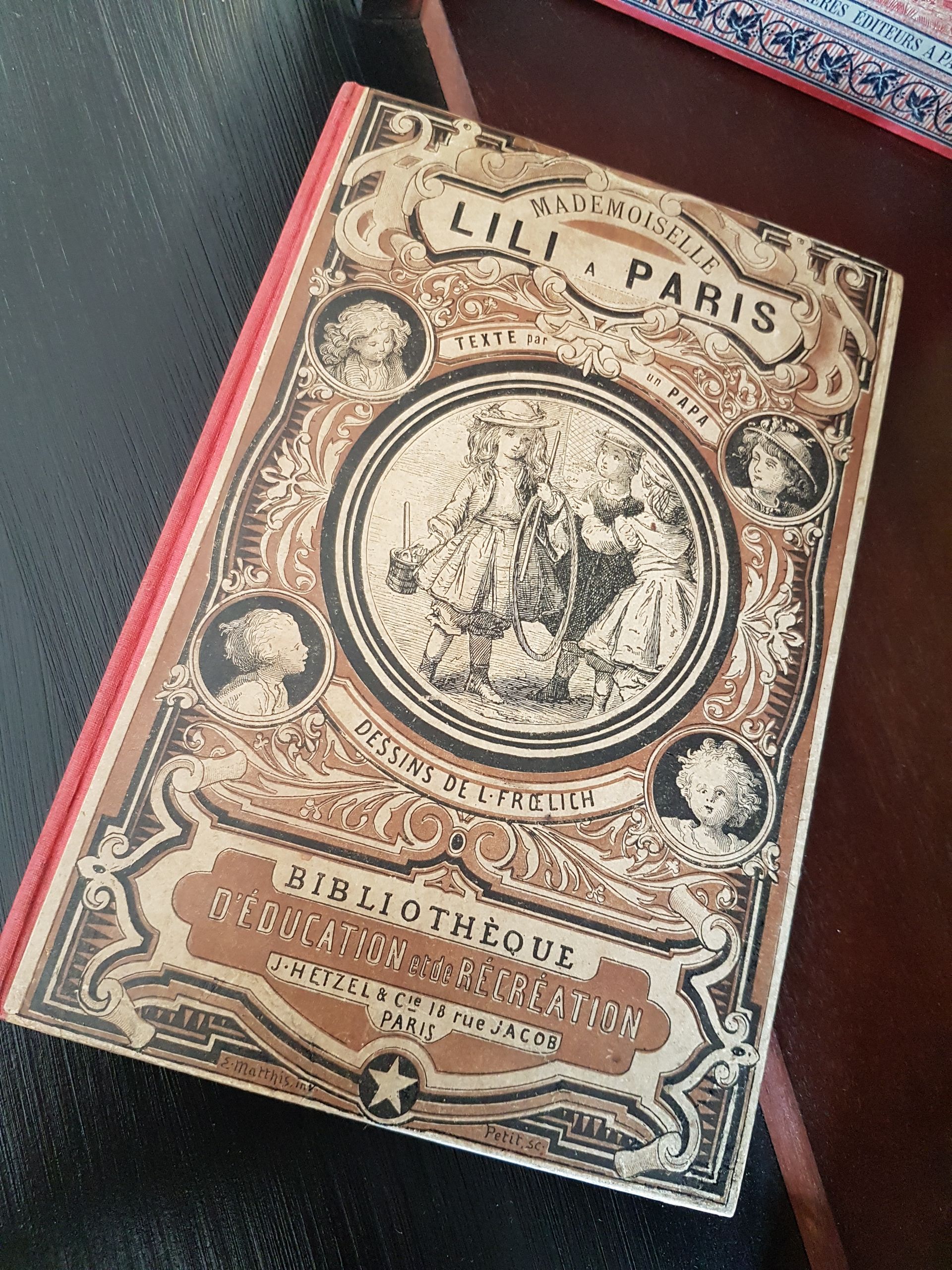 Un livre intitulé Lili Paris est posé sur une table