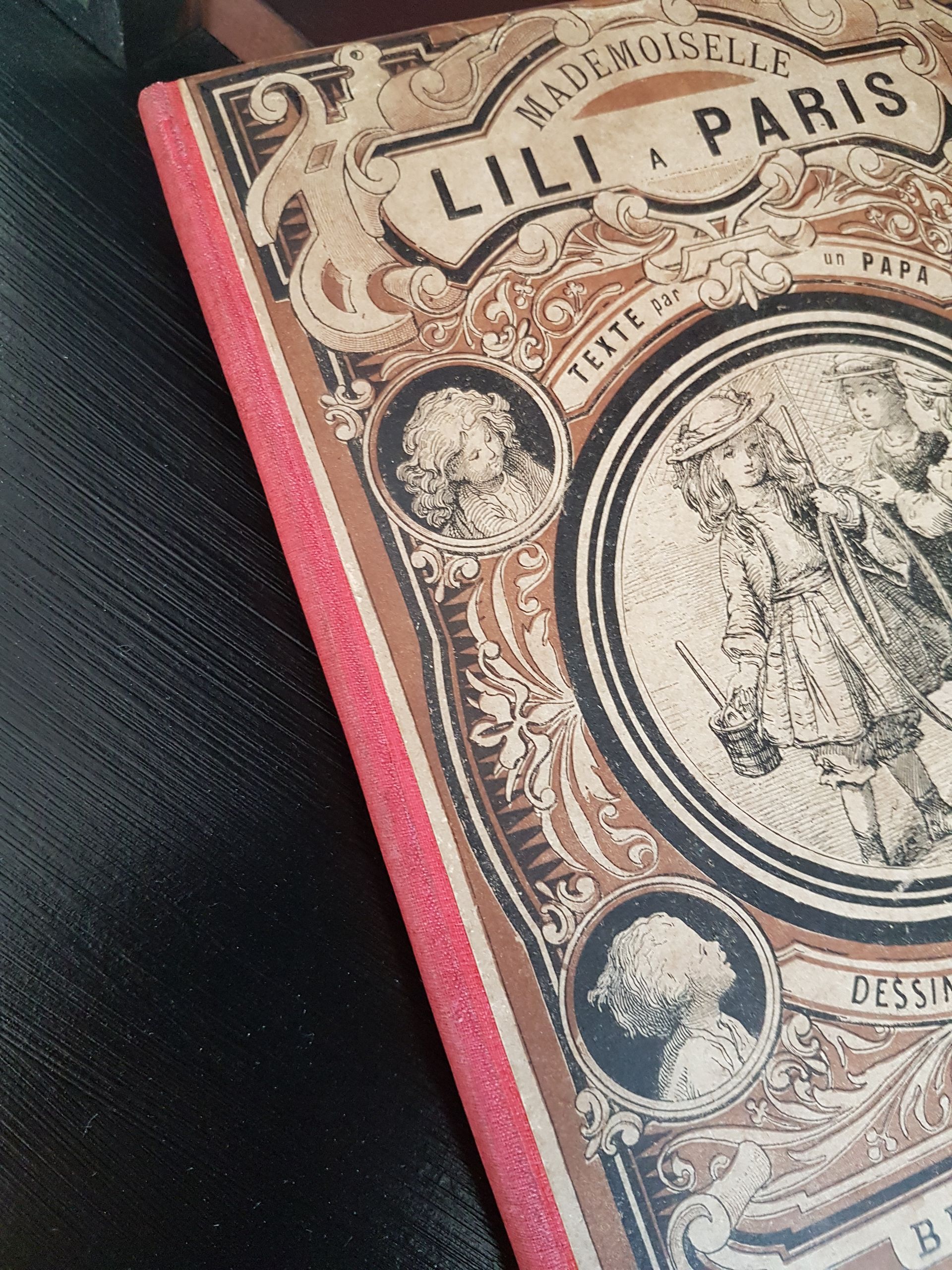 Un gros plan d'un livre intitulé lili paris