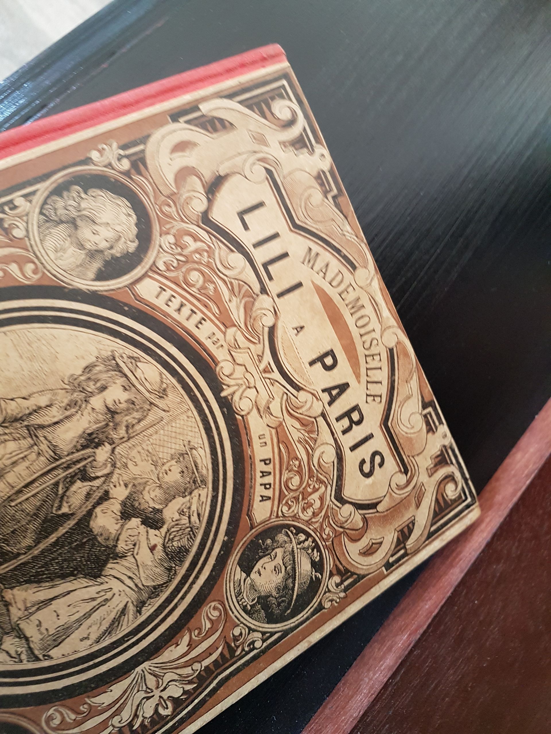 Un livre intitulé Lili Paris est sur une table