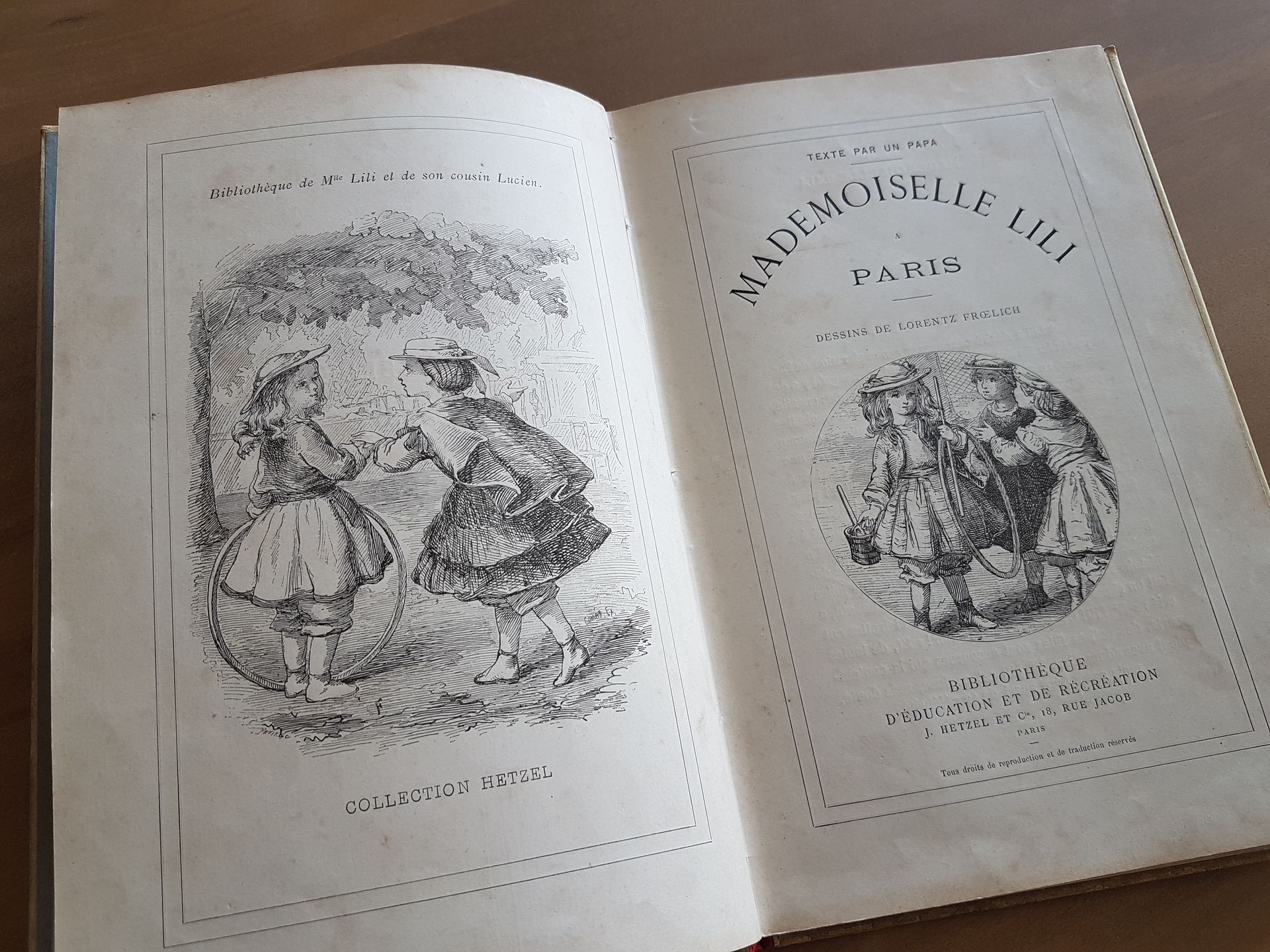 Un livre est ouvert sur une page qui dit mademoiselle lili