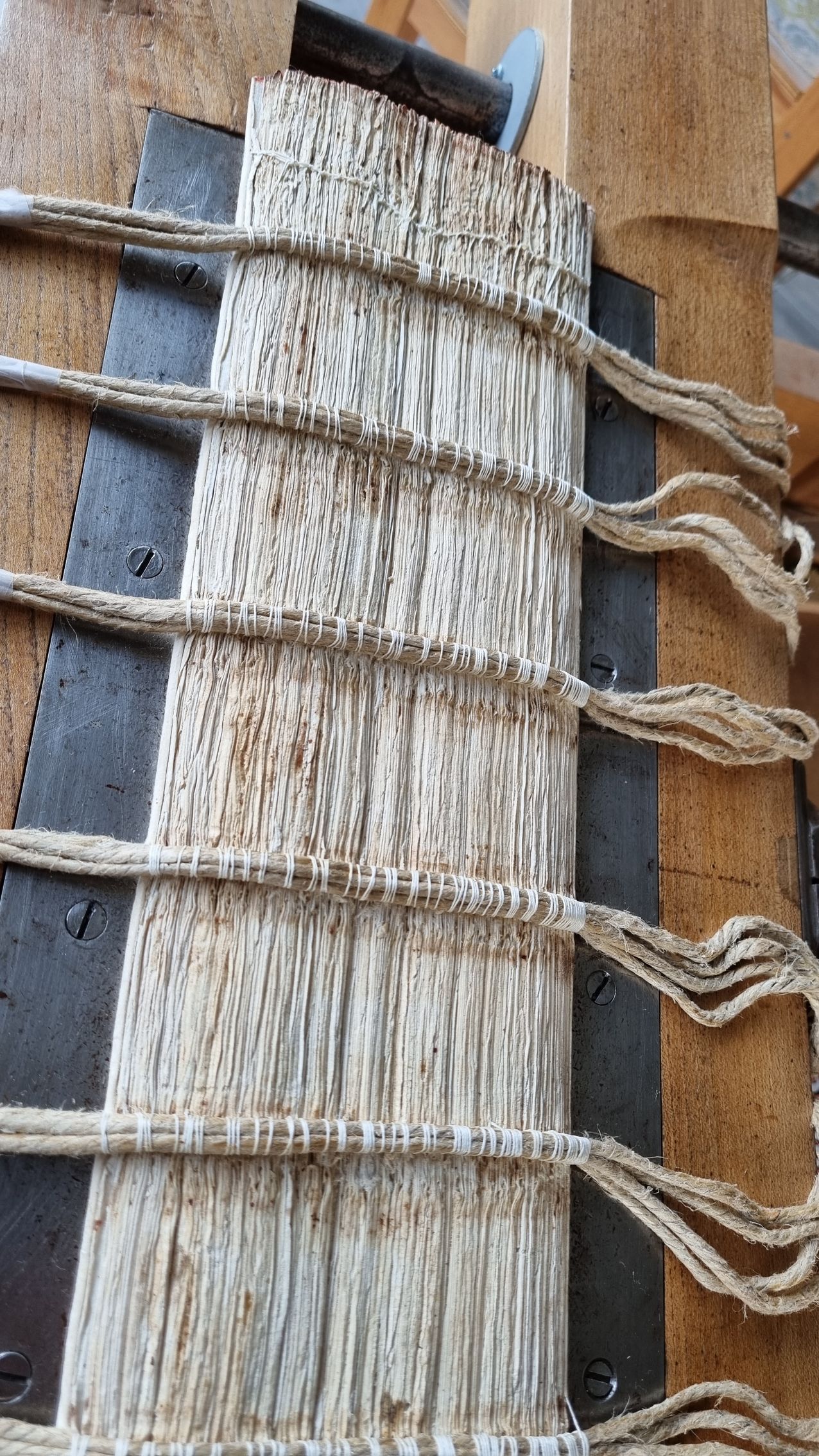 Un gros plan d'un morceau de tissu posé sur une table en bois.