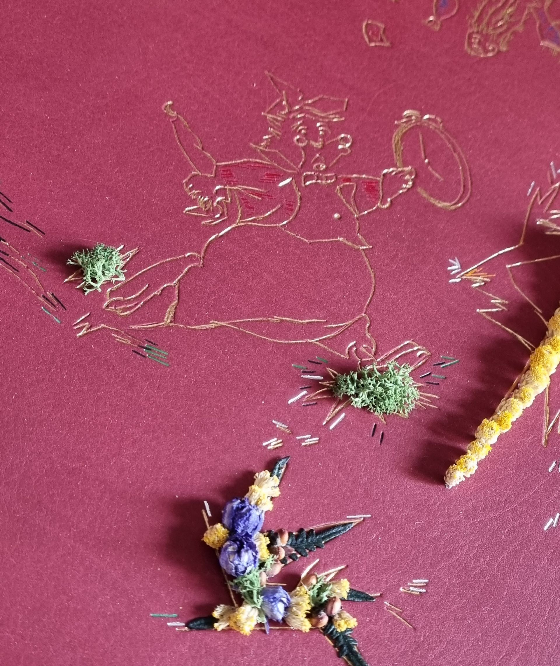 Un gros plan d'un fond rouge avec des fleurs dessus