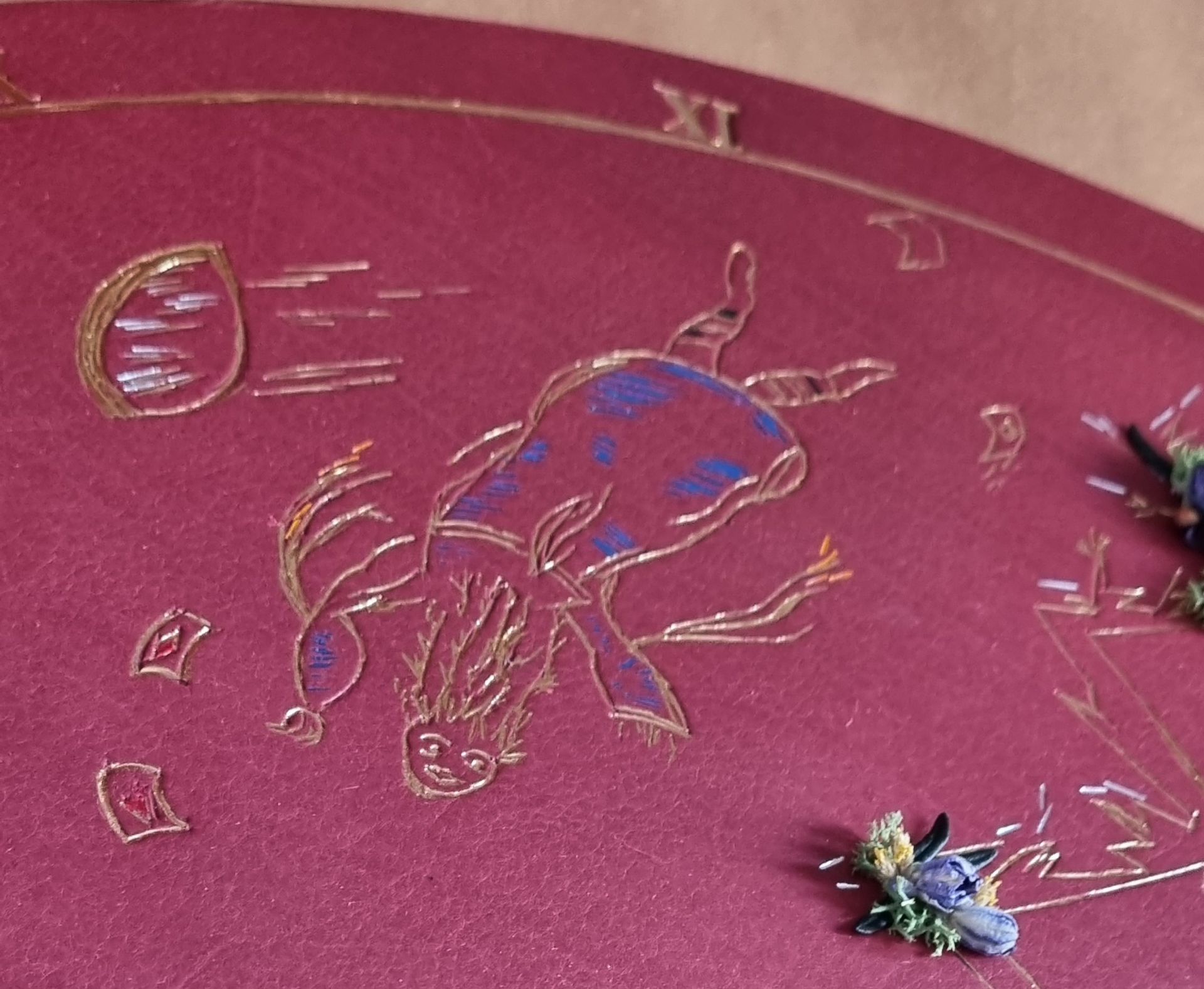 Un dessin d'un cheval est sur une surface rouge