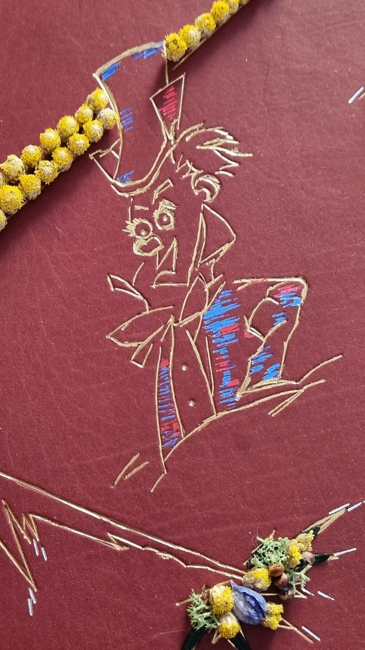 Un gros plan d'un dessin de clown sur fond rouge