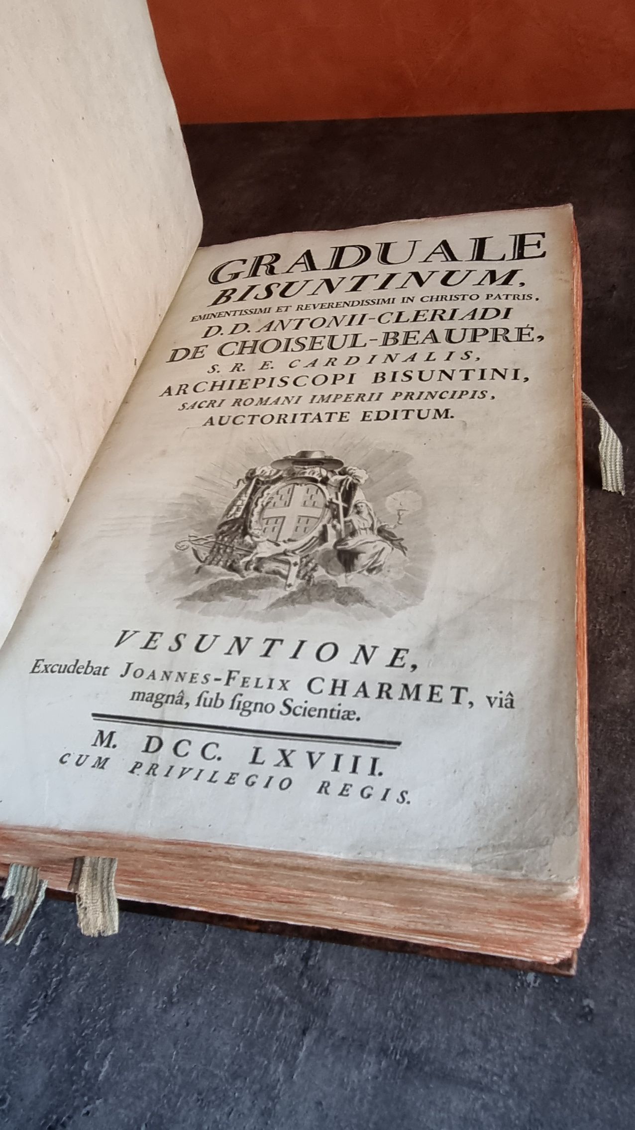 Un livre est ouvert sur une page avec un dessin dessus