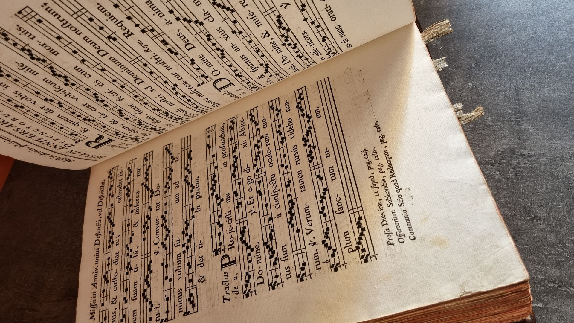 Un livre est ouvert sur une page avec beaucoup d'écriture dessus