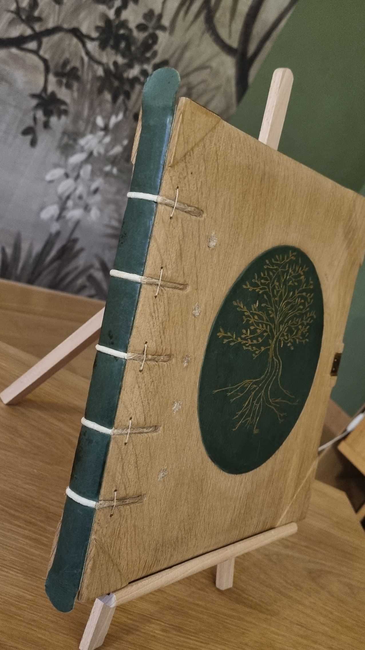Un livre est posé sur un chevalet en bois sur une table.