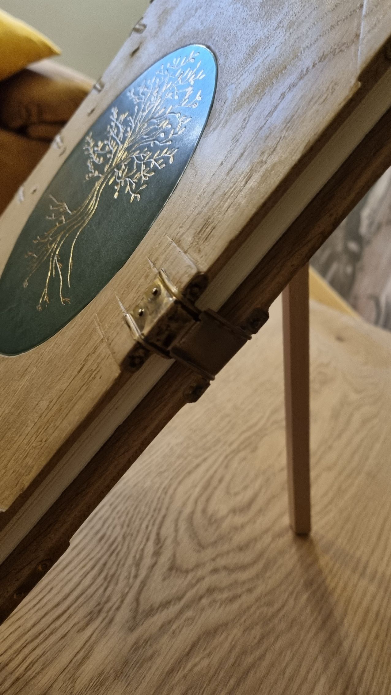 Un morceau de bois est posé sur une table en bois.