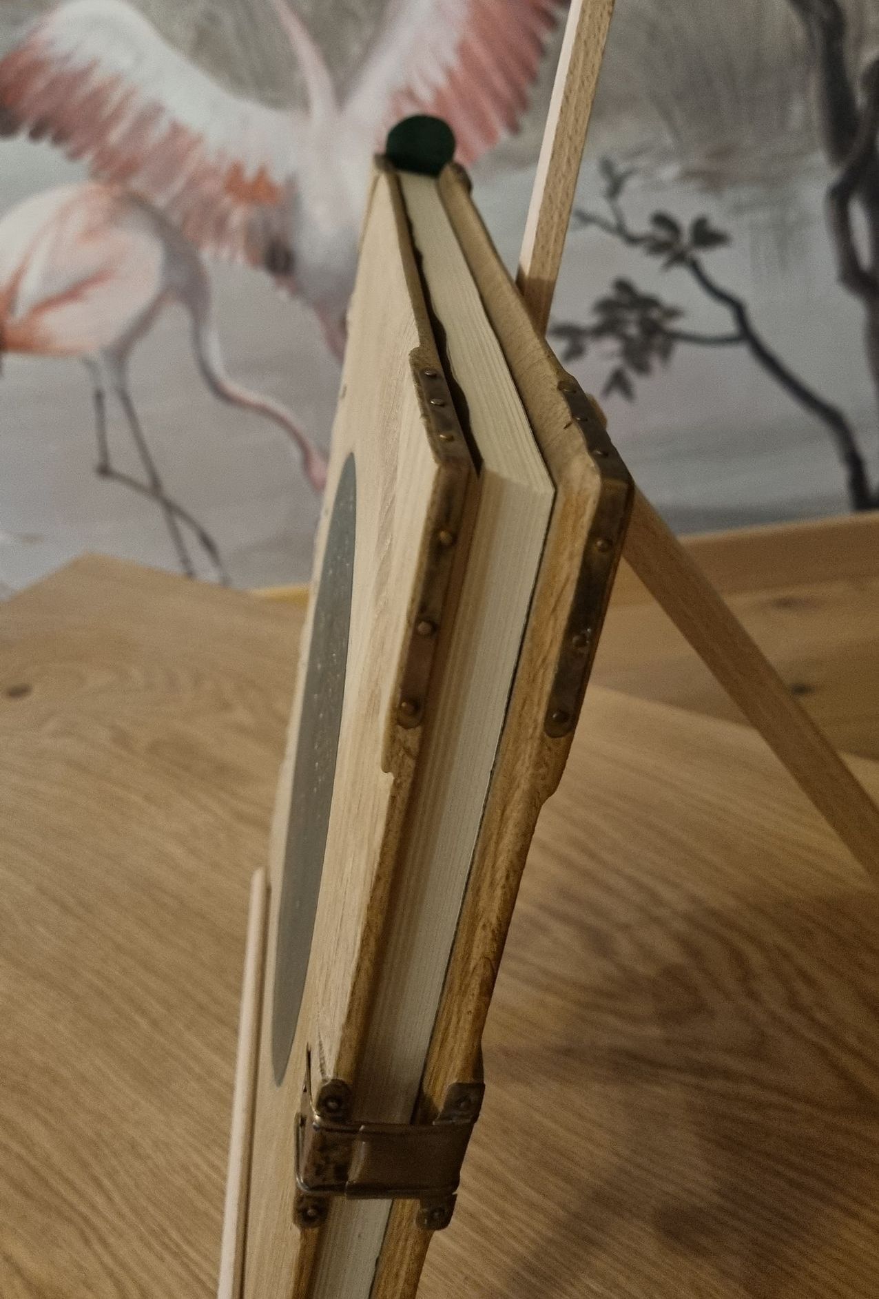 Un cadre photo avec une image de flamants roses en arrière-plan