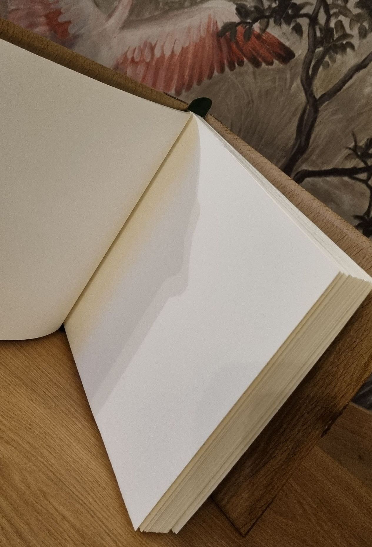 Un livre ouvert est posé sur une table en bois